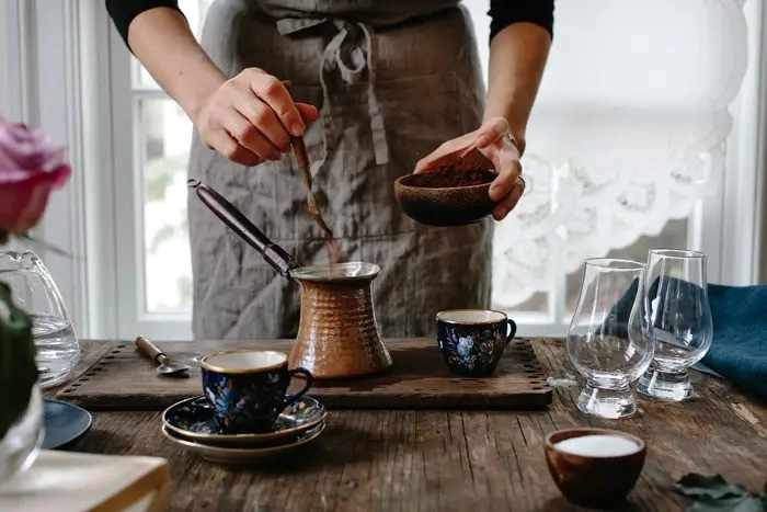 مرحله یک: افزون قهوه ترک به آب