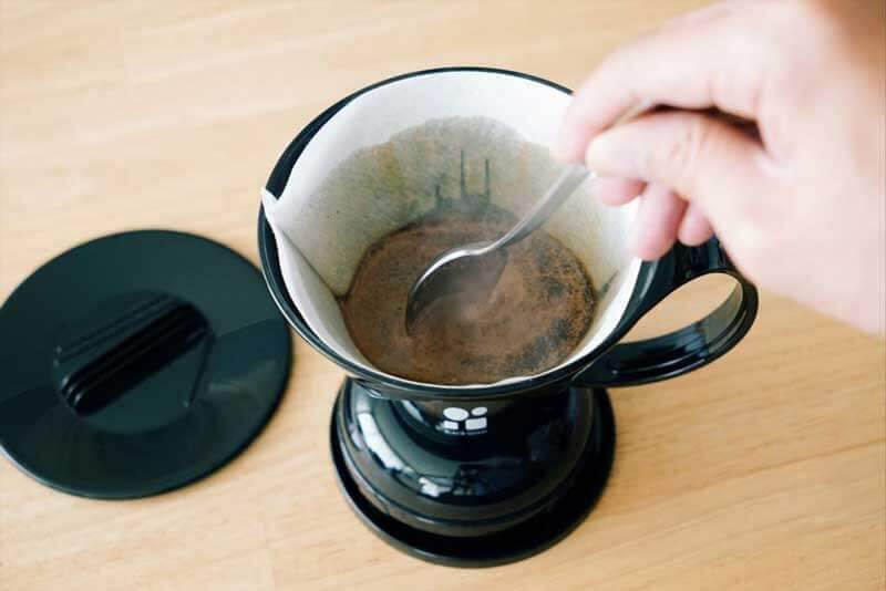 هم زدن قهوه سبب آبرسانی سریع تر و بهتر به پودر قهوه می شود.