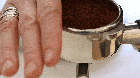 افزودن پودر قهوه اسپرسو به پرتافیلتر