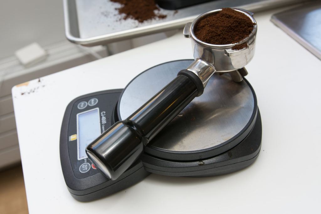 وزن کردن قهوه درون پرتافیلتر