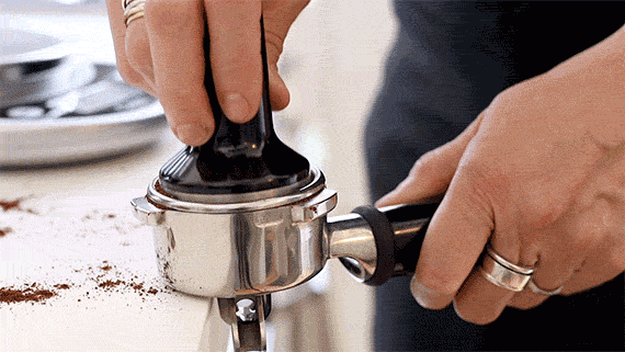 فشرده کردن یا تمپ کردن قهوه درون پرتافیلتر