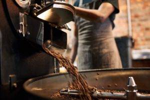 رستر قهوه: تخصص و مهارت در شکل دهی به عطر و طعم دلپذیر
